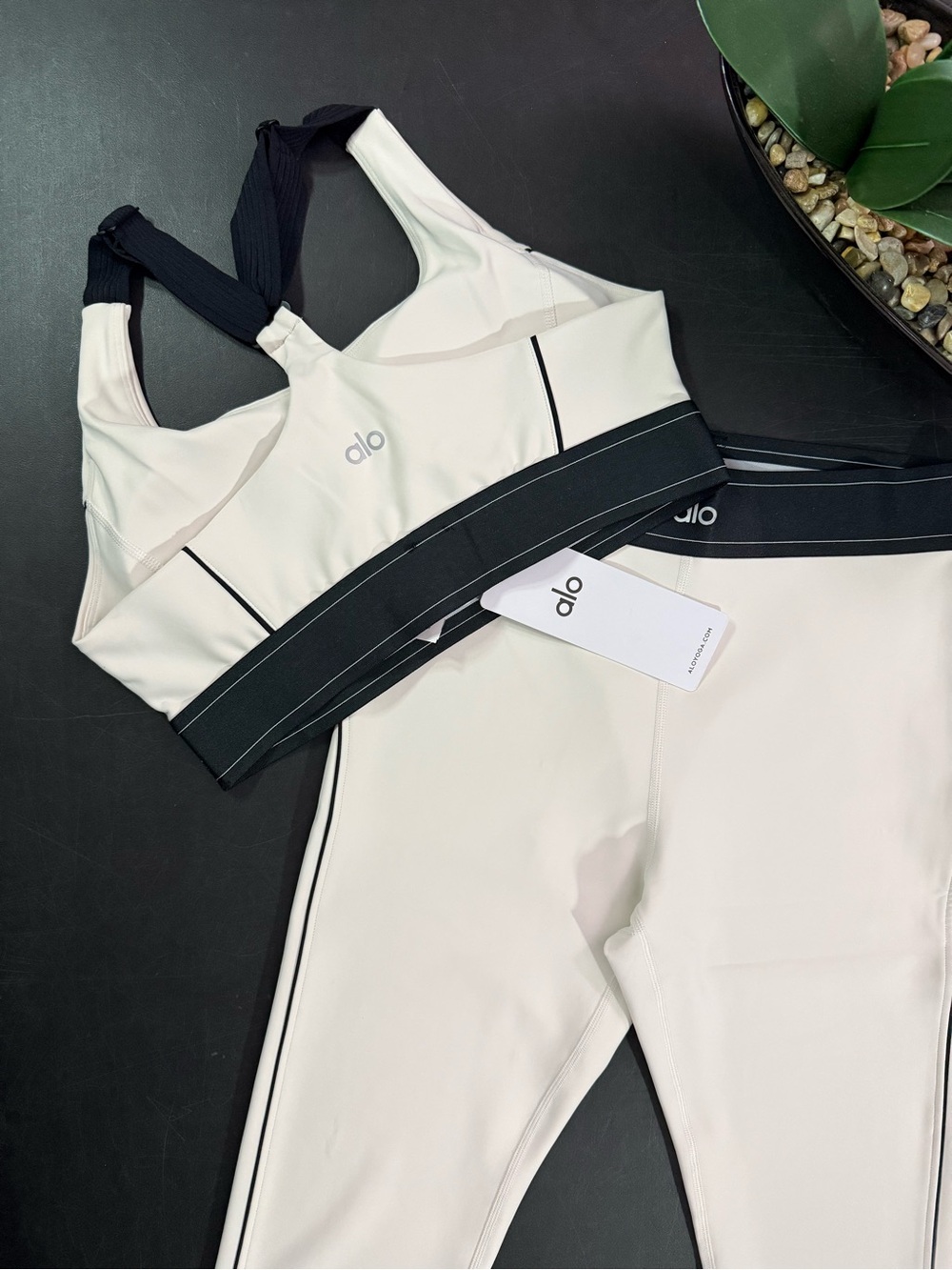 ALO Yoga white Leggings with Black Trim & Matching Sports Bra - Picture 2 of 2